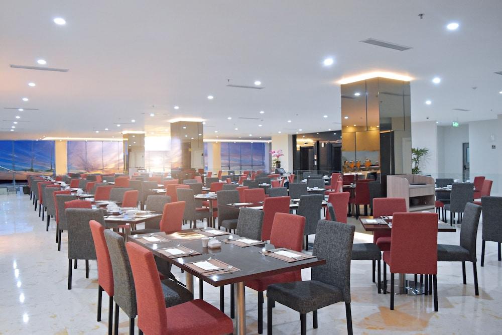 Platinum Hotel & Convention Hall Balikpapan Exterior photo
