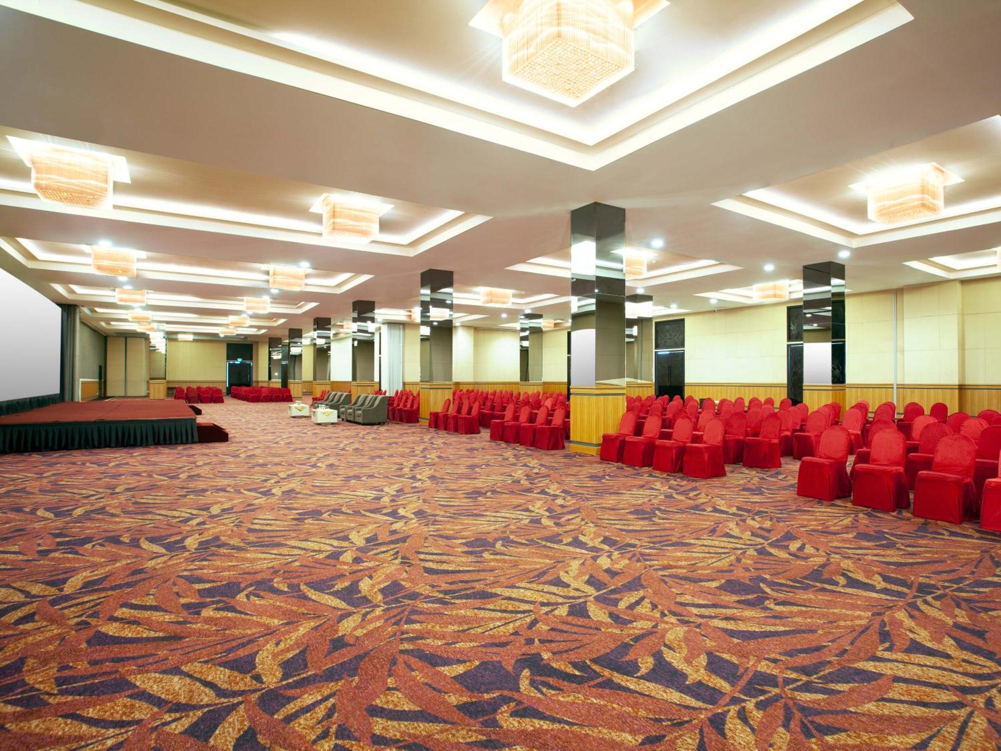 Platinum Hotel & Convention Hall Balikpapan Exterior photo